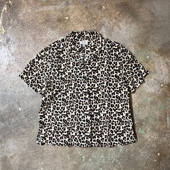 Vintage-inspired Women's Short Sleeved Leopard Print Button-up - Picture 1 of 5